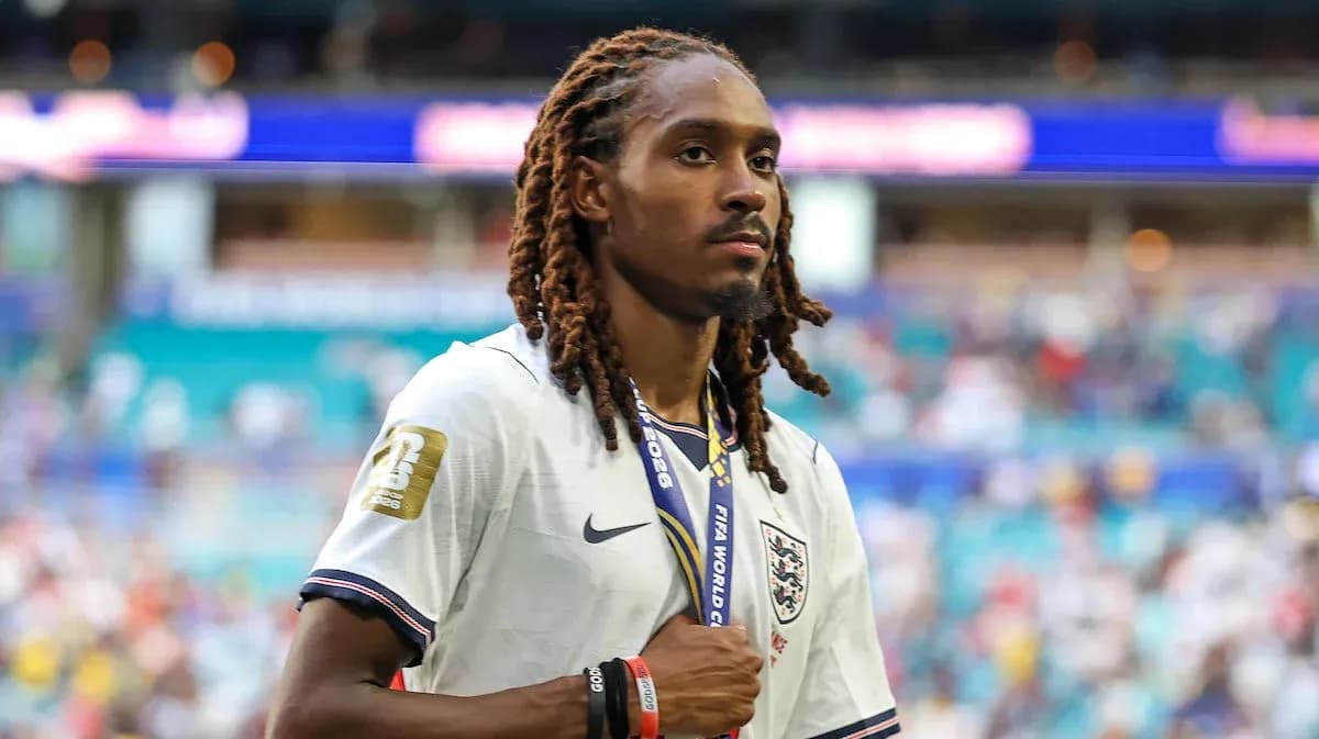 Futbolchi medal bilan maydonni tark etmoqda Futbolchi medal bilan maydonni tark etmoqda