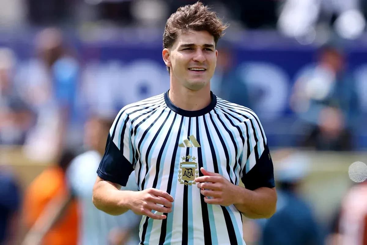 Futbolchi Argentina formasi bilan maydonda yurmoqda Futbolchi Argentina formasi bilan maydonda yurmoqda