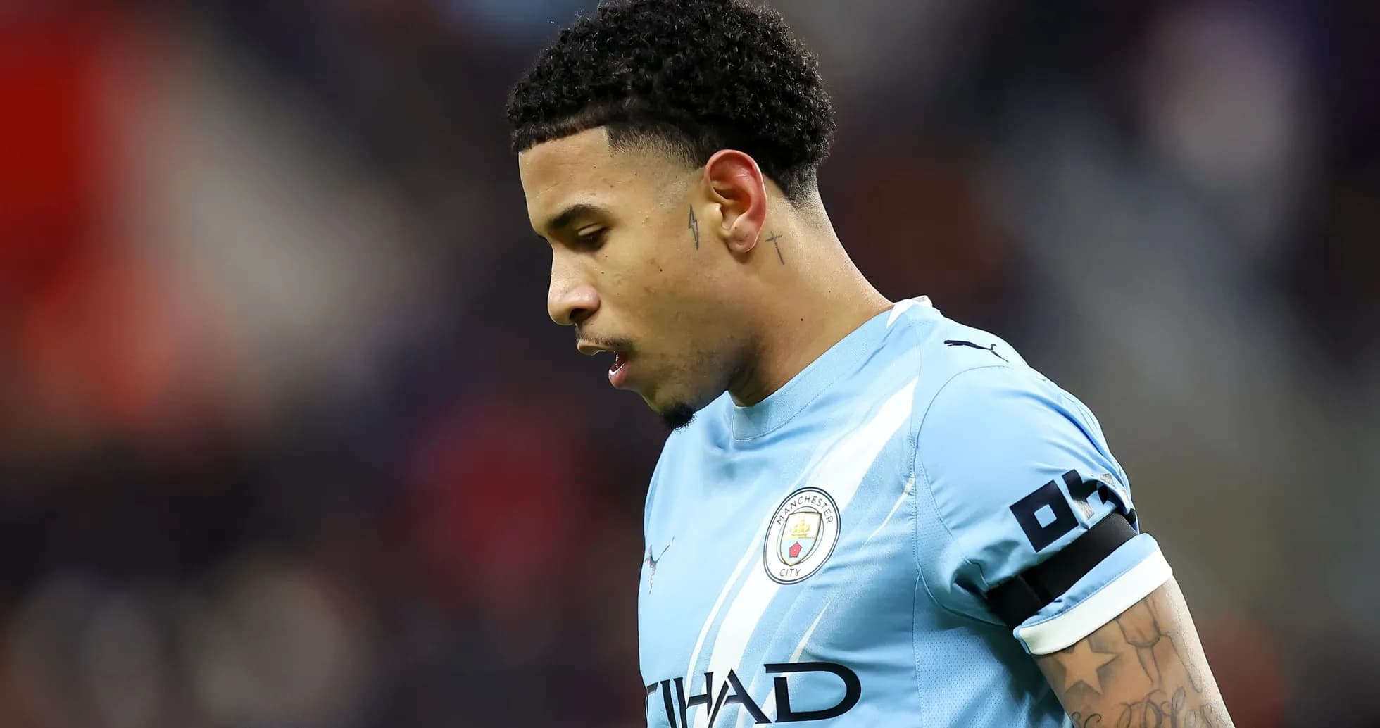 Futbolchi Manchester City formasida maydonda Futbolchi Manchester City formasida maydonda