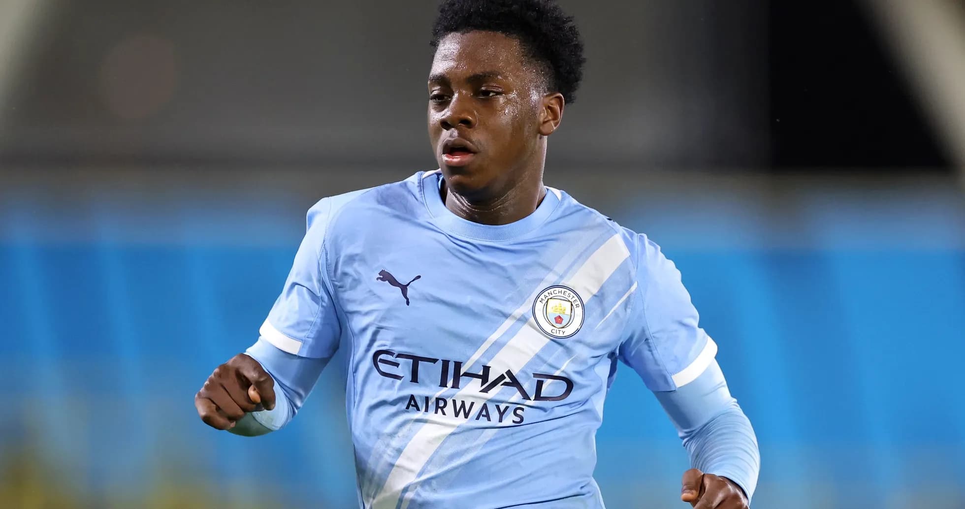 Futbolchi Manchester City formasida maydonda harakatda Futbolchi Manchester City formasida maydonda harakatda