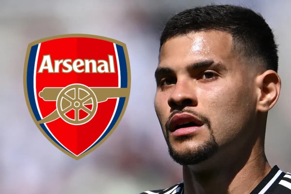 Futbolchi Arsenal logosi oldida suratga olingan Futbolchi Arsenal logosi oldida suratga olingan