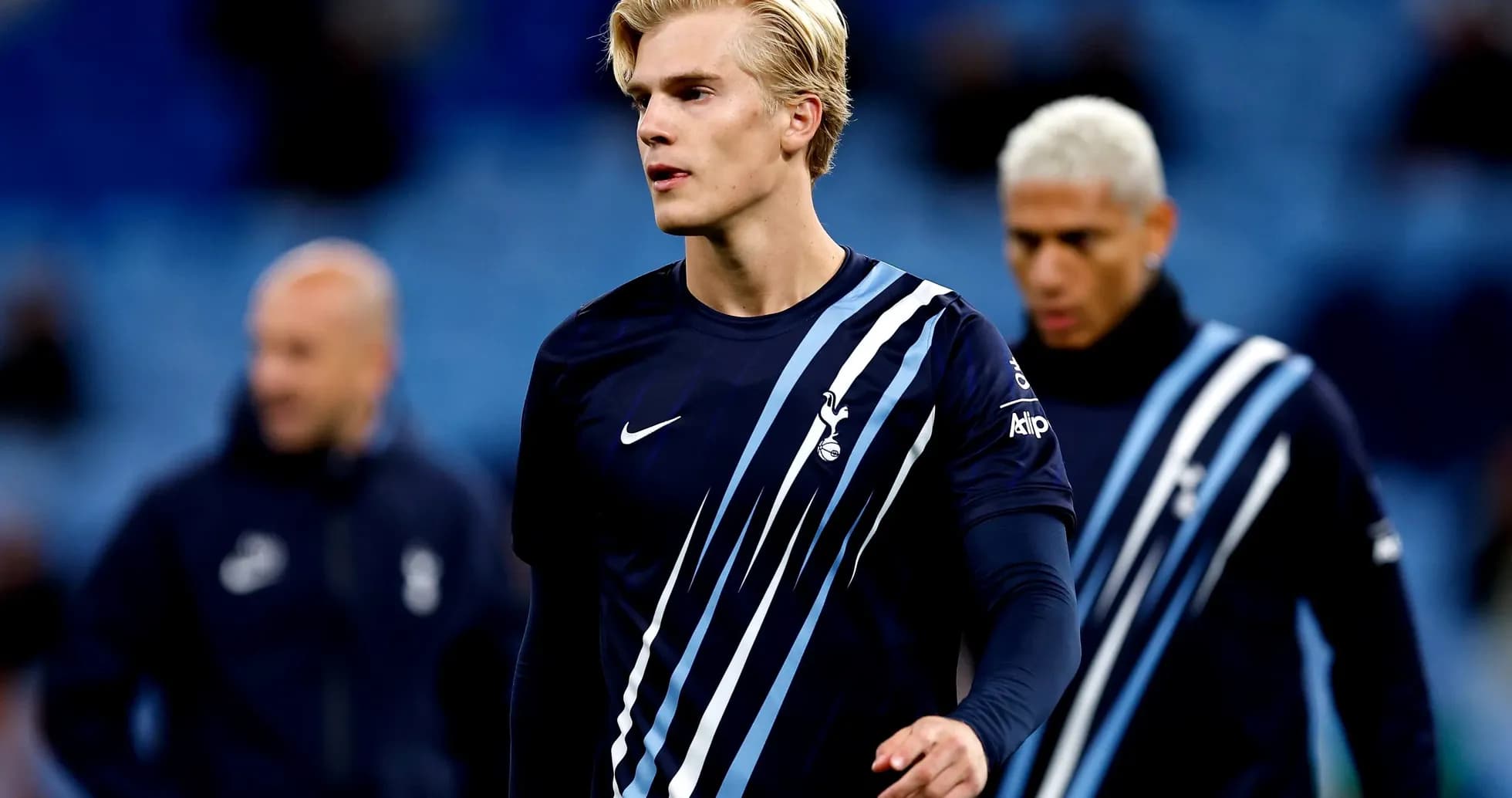 Futbolchilar maydonga chiqishga tayyorlanmoqda Futbolchilar maydonga chiqishga tayyorlanmoqda
