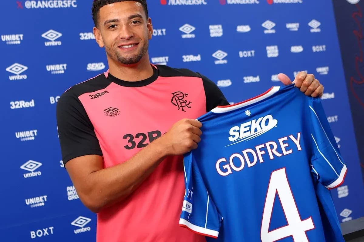 Futbolchi Godfrey yangi formasi bilan tasvirlangan Futbolchi Godfrey yangi formasi bilan tasvirlangan