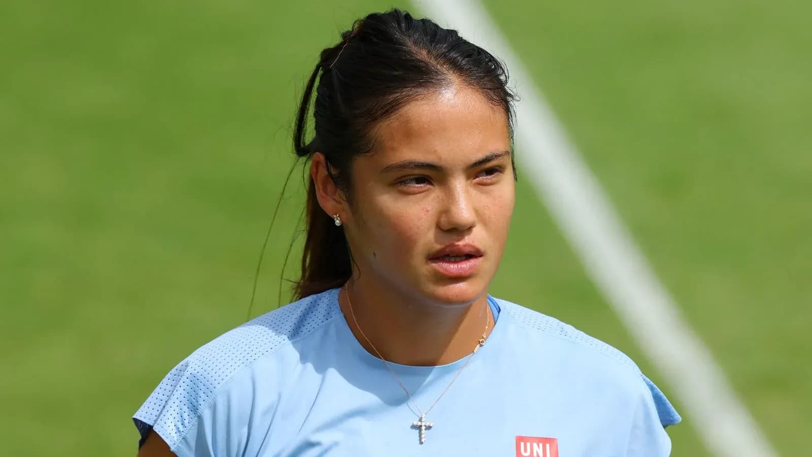 Sportchi mashg'ulotda, ko'k futbolka kiygan Sportchi mashg'ulotda, ko'k futbolka kiygan