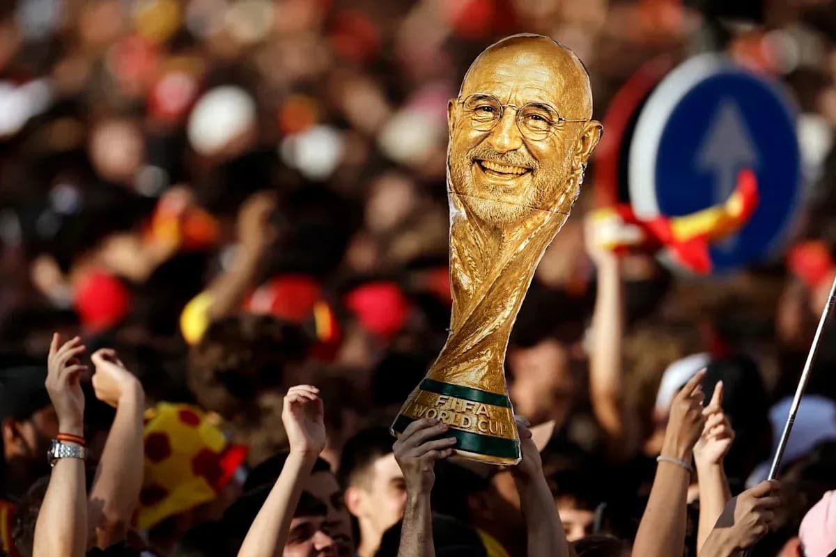 Odamlar jamoasi FIFA Jahon Kubogini ko'tarib turibdi Odamlar jamoasi FIFA Jahon Kubogini ko'tarib turibdi