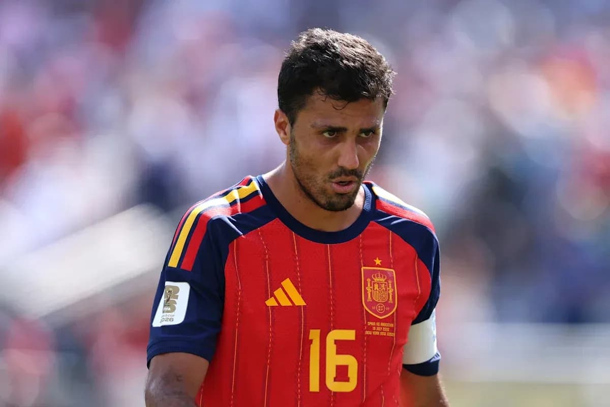 Futbolchi Ispaniya formasida maydonda yurmoqda Futbolchi Ispaniya formasida maydonda yurmoqda
