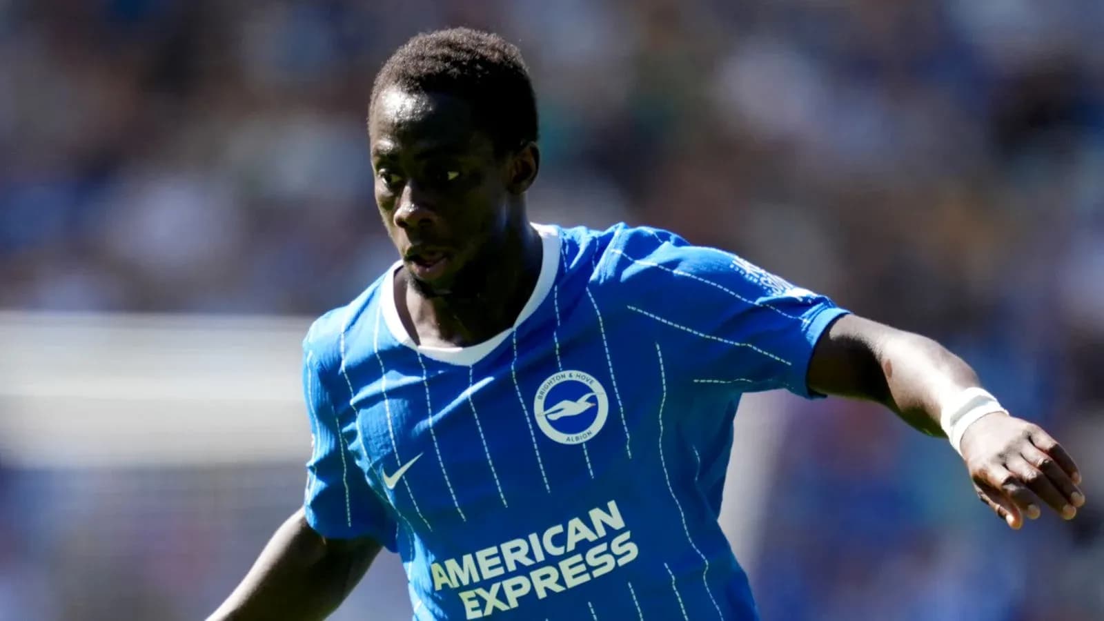 Futbolchi to'pni olib o'tmoqda, Brighton formasi kiygan Futbolchi to'pni olib o'tmoqda, Brighton formasi kiygan