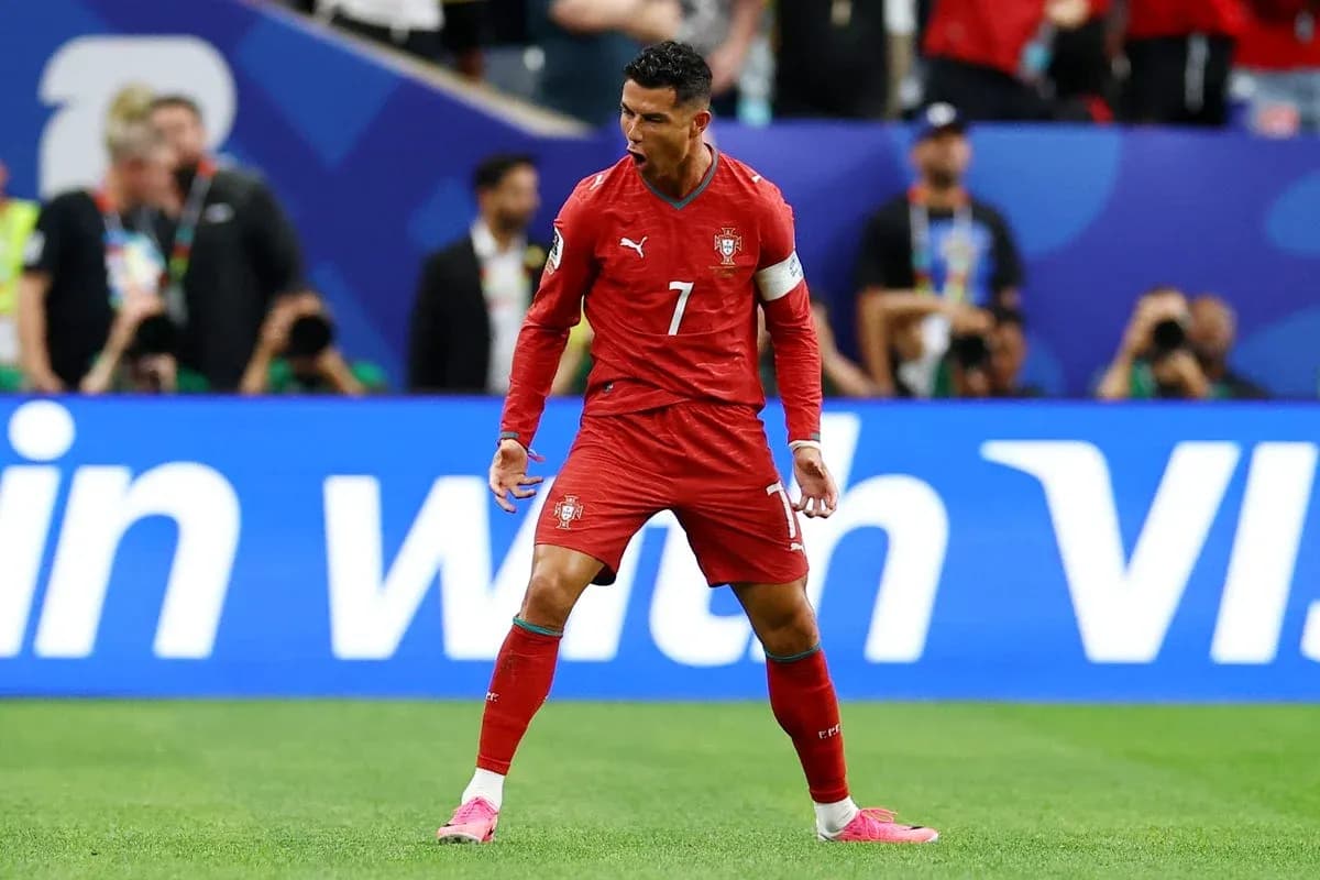 Futbolchi maydonda g'alaba qozonish uchun harakatda Futbolchi maydonda g'alaba qozonish uchun harakatda