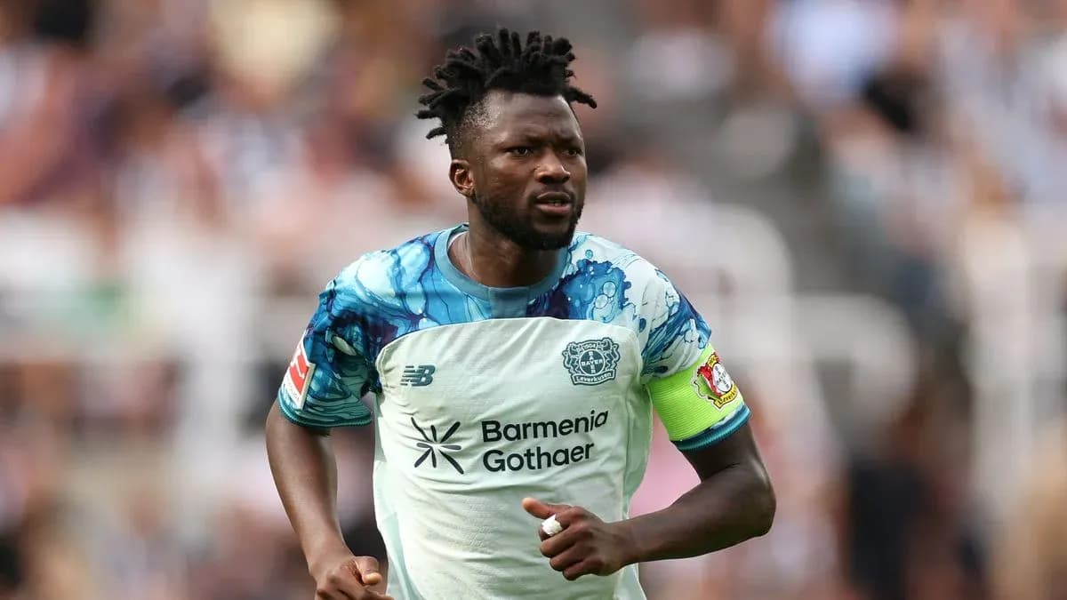 Futbolchi o'yin davomida maydonda harakatda Futbolchi o'yin davomida maydonda harakatda