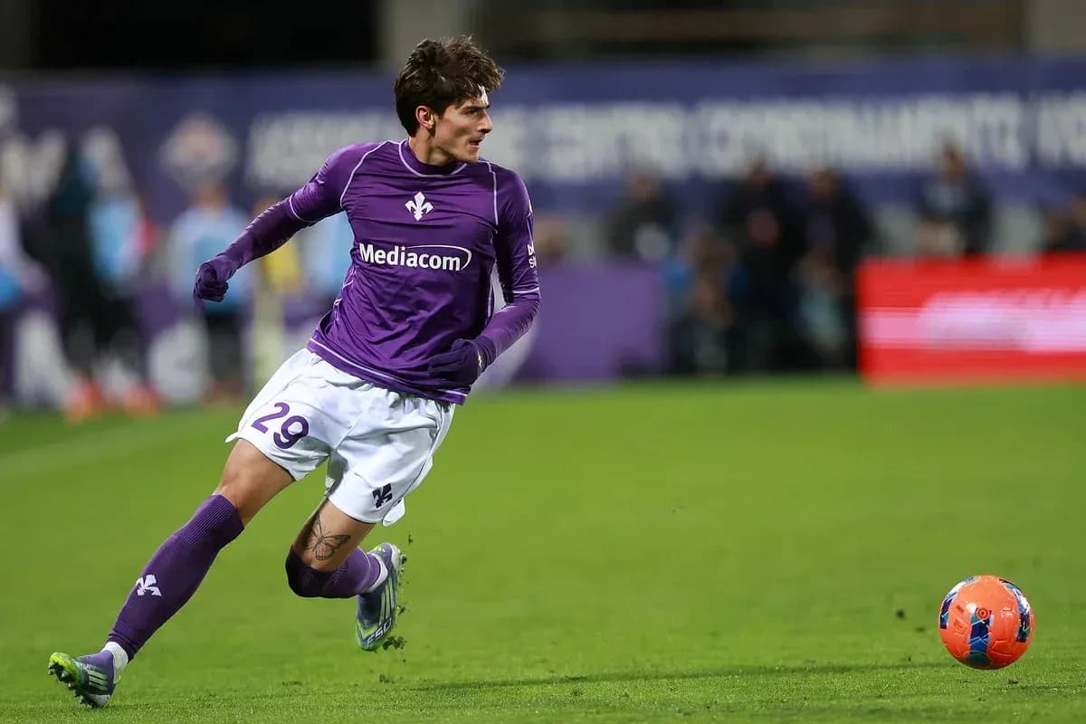 Fiorentina player running towards the ball on field Fiorentina player running towards the ball on field