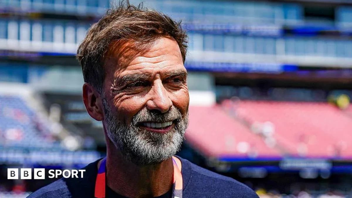 Menejer stadion oldida intervyu berayotgan kishi Menejer stadion oldida intervyu berayotgan kishi