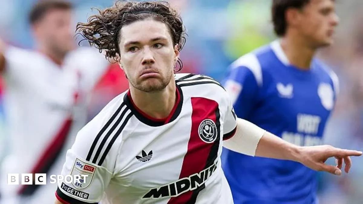 Futbolchi gol urayotgan paytda harakatda Futbolchi gol urayotgan paytda harakatda