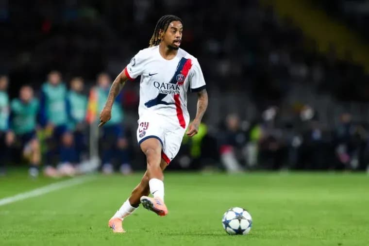 O'yinchi to'pni harakatlantirmoqda, PSG formasi kiygan O'yinchi to'pni harakatlantirmoqda, PSG formasi kiygan