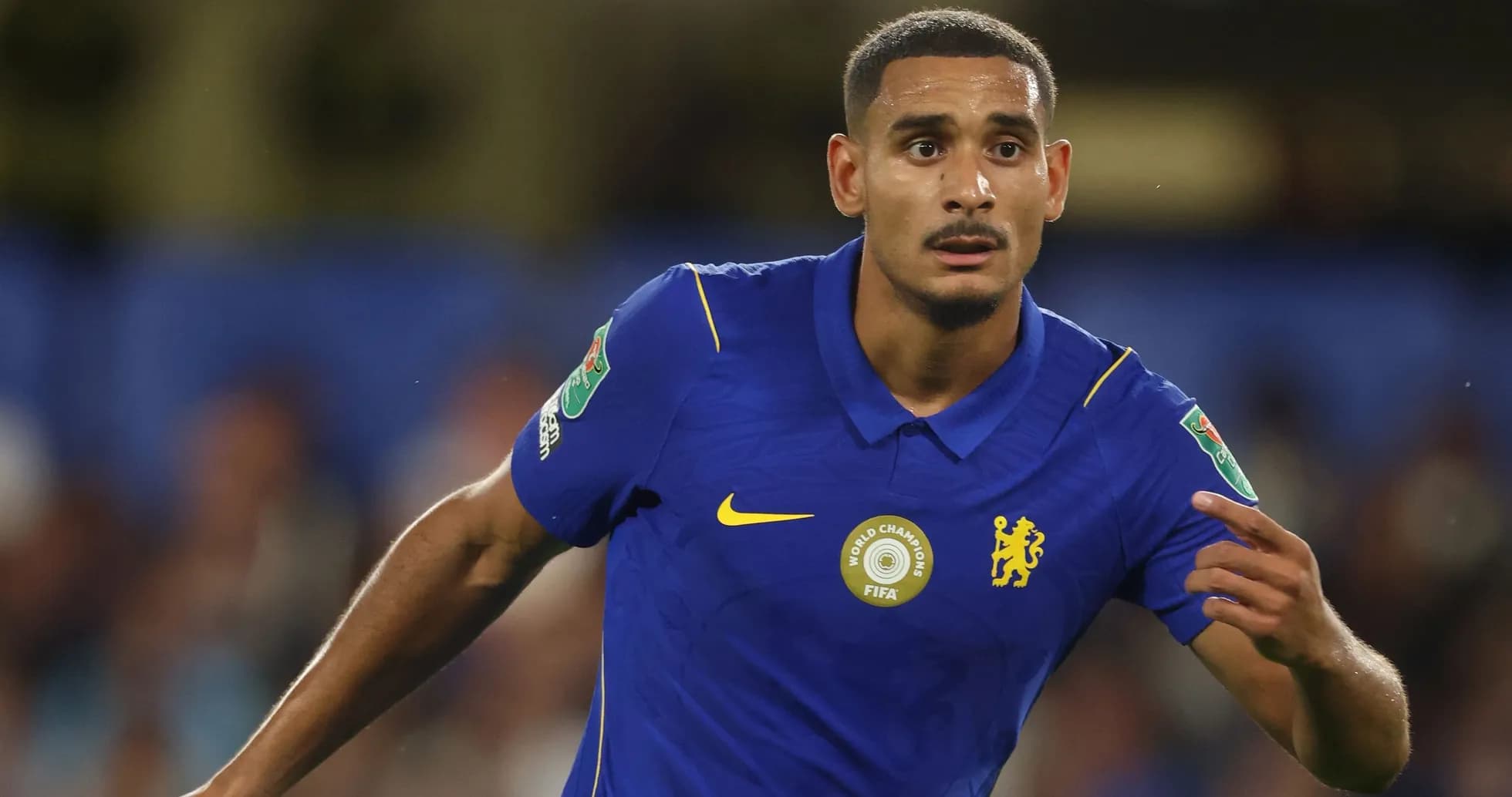 Futbolchi Chelsea formasida maydonda harakatda Futbolchi Chelsea formasida maydonda harakatda