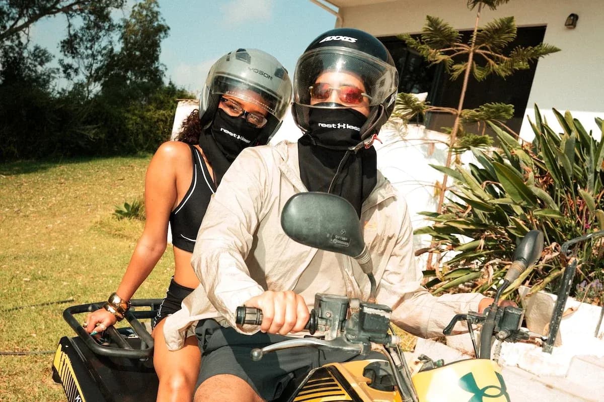 Ikki odam motosikletda, xavfsizlik shlemida Ikki odam motosikletda, xavfsizlik shlemida