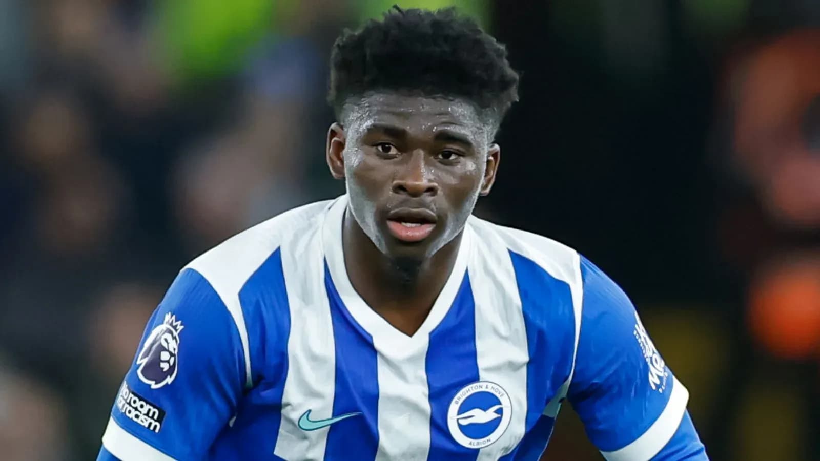 Futbolchi maydonda harakatda, Brighton formasi kiygan Futbolchi maydonda harakatda, Brighton formasi kiygan