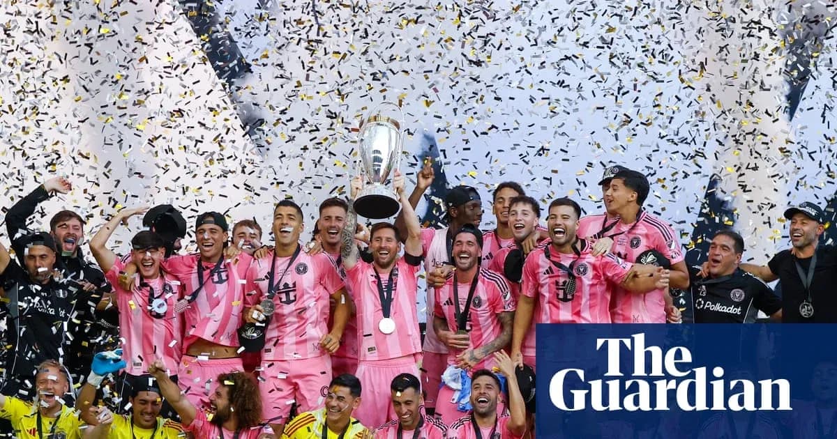 Miami futbol jamoasi kubok bilan bayram qilmoqda Miami futbol jamoasi kubok bilan bayram qilmoqda