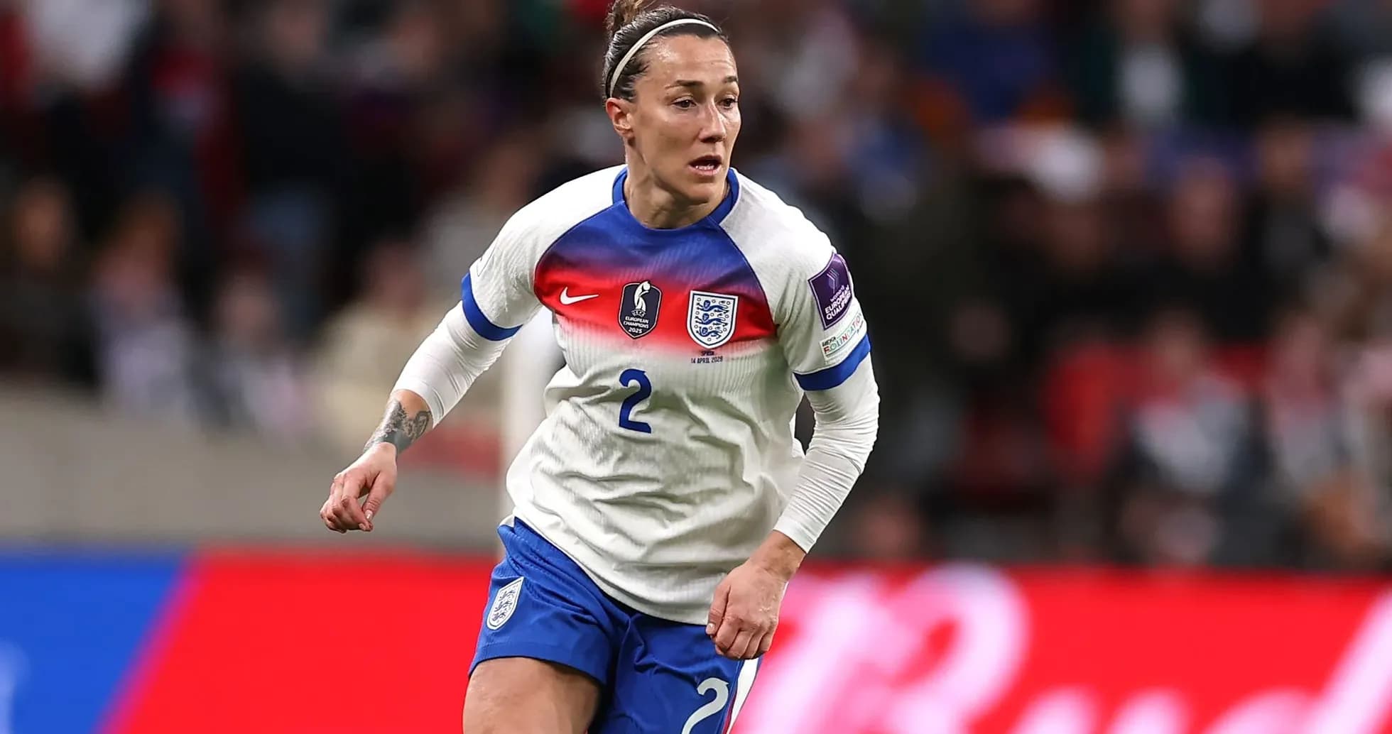 Futbolchi maydonda harakatda, England formasi kiygan Futbolchi maydonda harakatda, England formasi kiygan