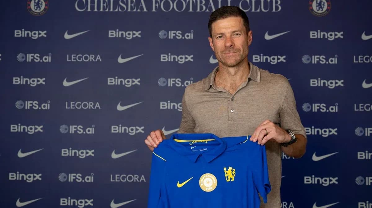 Yangi murabbiy Chelsea futbol formasini ushlab turibdi Yangi murabbiy Chelsea futbol formasini ushlab turibdi