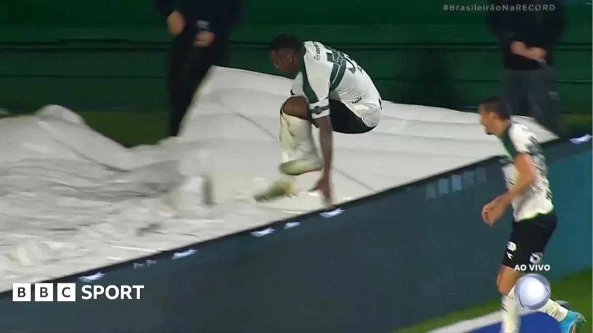 Futbolchi maydonchasi ustidan sakrayotgan o'yinchi Futbolchi maydonchasi ustidan sakrayotgan o'yinchi