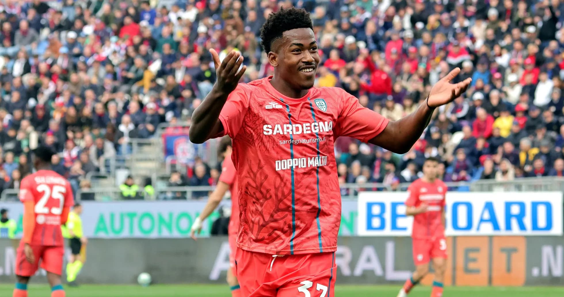 Futbolchi 37 raqamli formada gol urgan Futbolchi 37 raqamli formada gol urgan