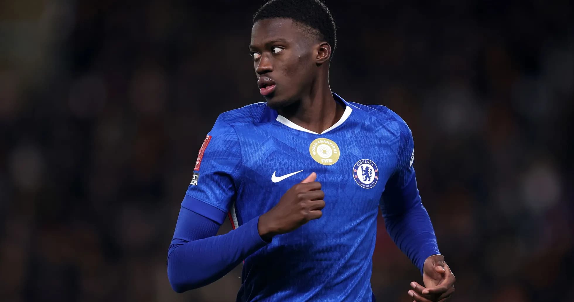 Futbolchi Chelsea formasida harakatda Futbolchi Chelsea formasida harakatda