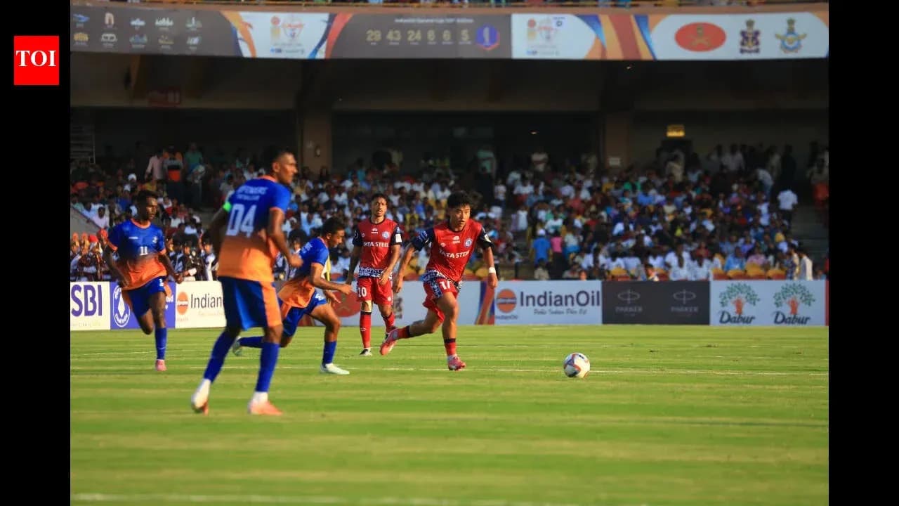 Futbol o'yinida to'pni quvlayotgan o'yinchilar Futbol o'yinida to'pni quvlayotgan o'yinchilar