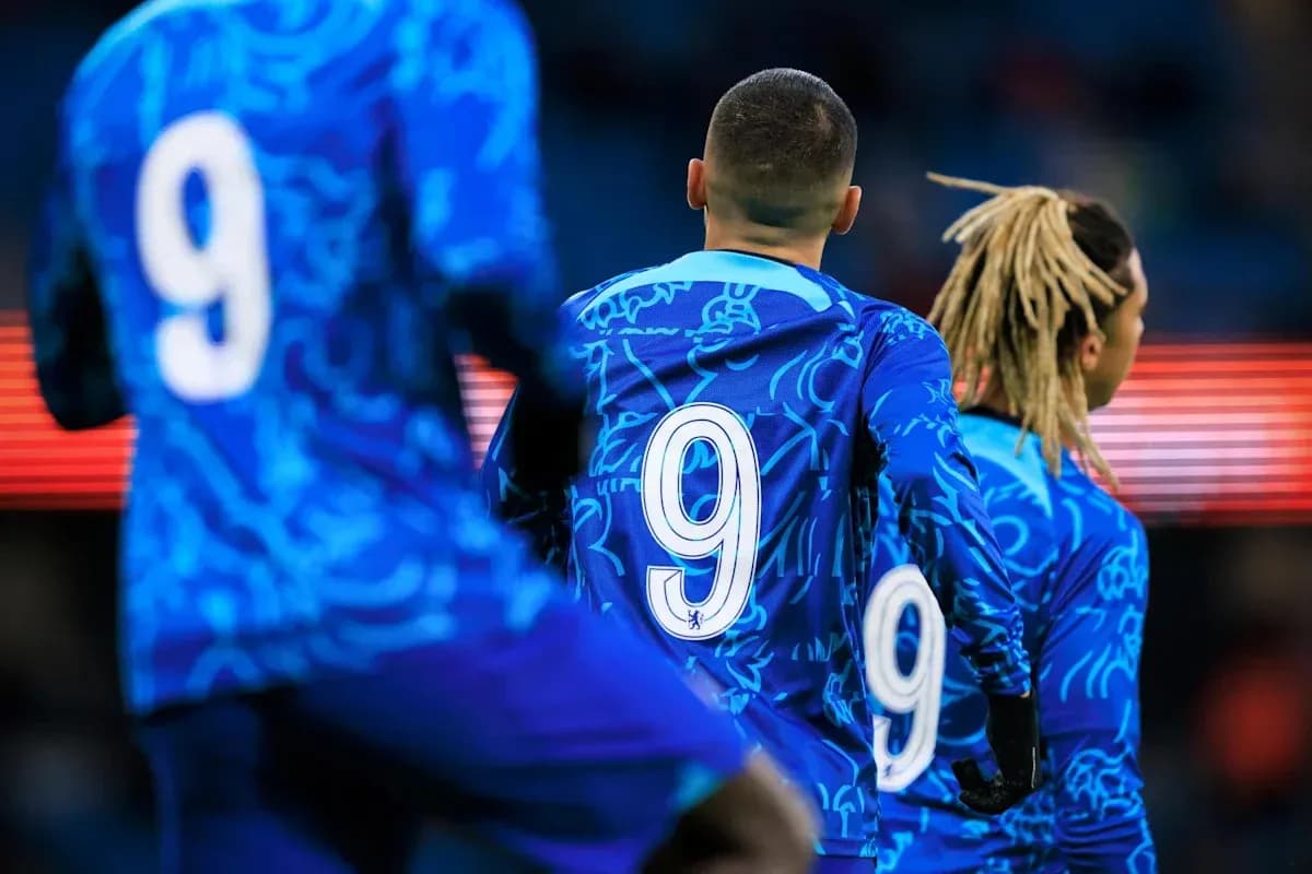Futbolchilar 9 raqamli ko'ylakda maydonda Futbolchilar 9 raqamli ko'ylakda maydonda