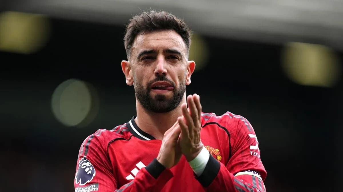 Futbolchi muhlislar bilan salomlashmoqda Futbolchi muhlislar bilan salomlashmoqda