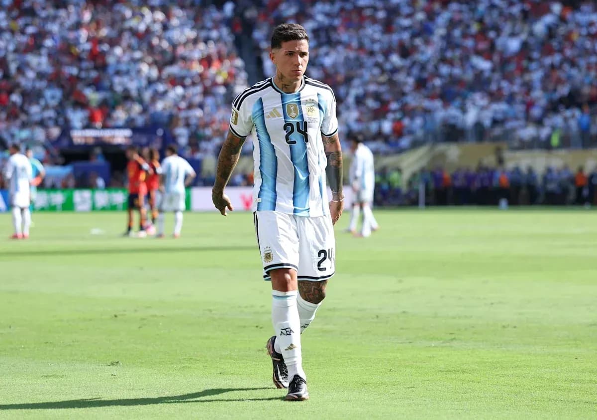 Futbolchi Argentina maydoni bo'ylab yurib bormoqda Futbolchi Argentina maydoni bo'ylab yurib bormoqda