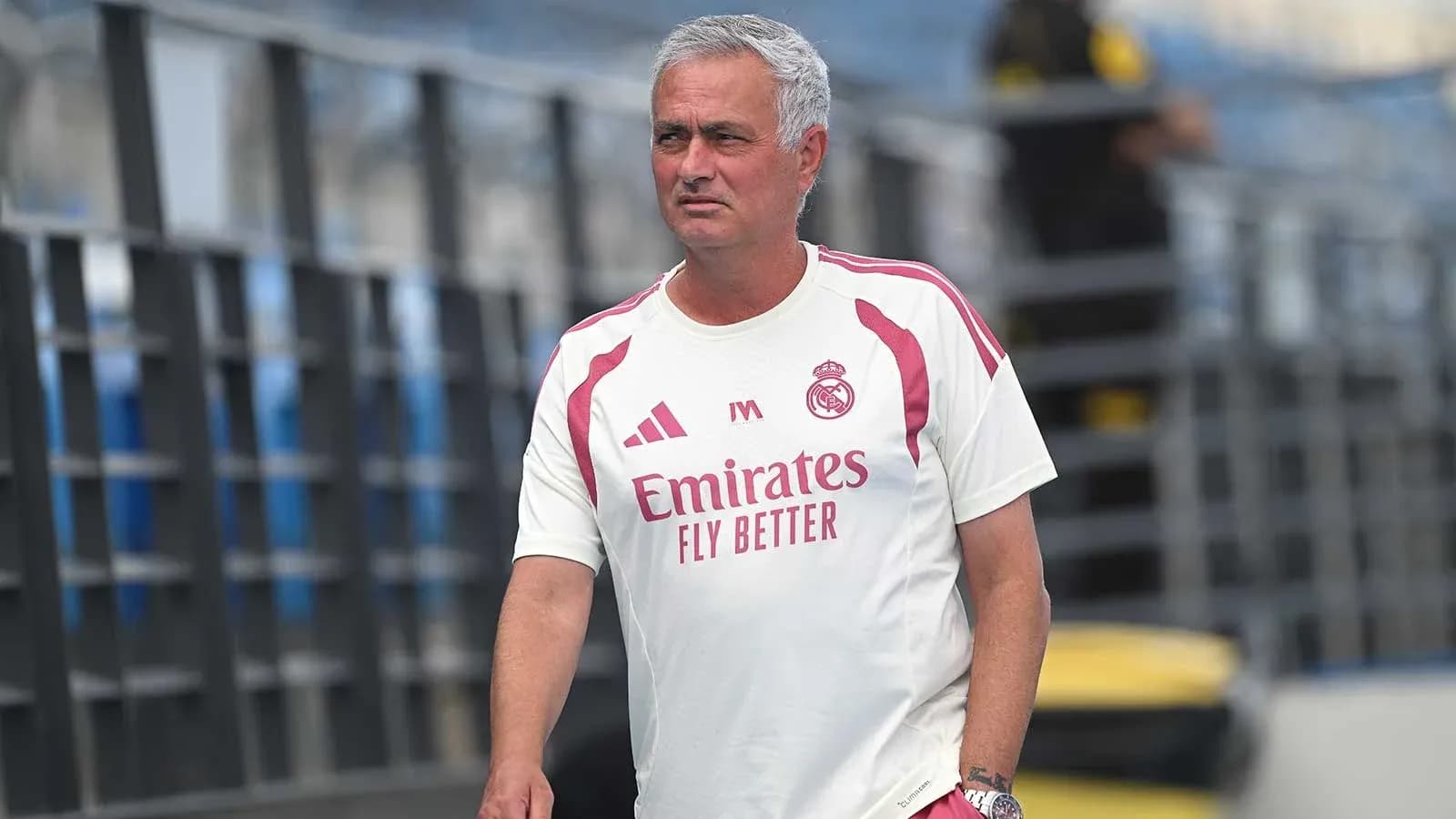 Menejer treningda Real Madrid formasida yurmoqda Menejer treningda Real Madrid formasida yurmoqda