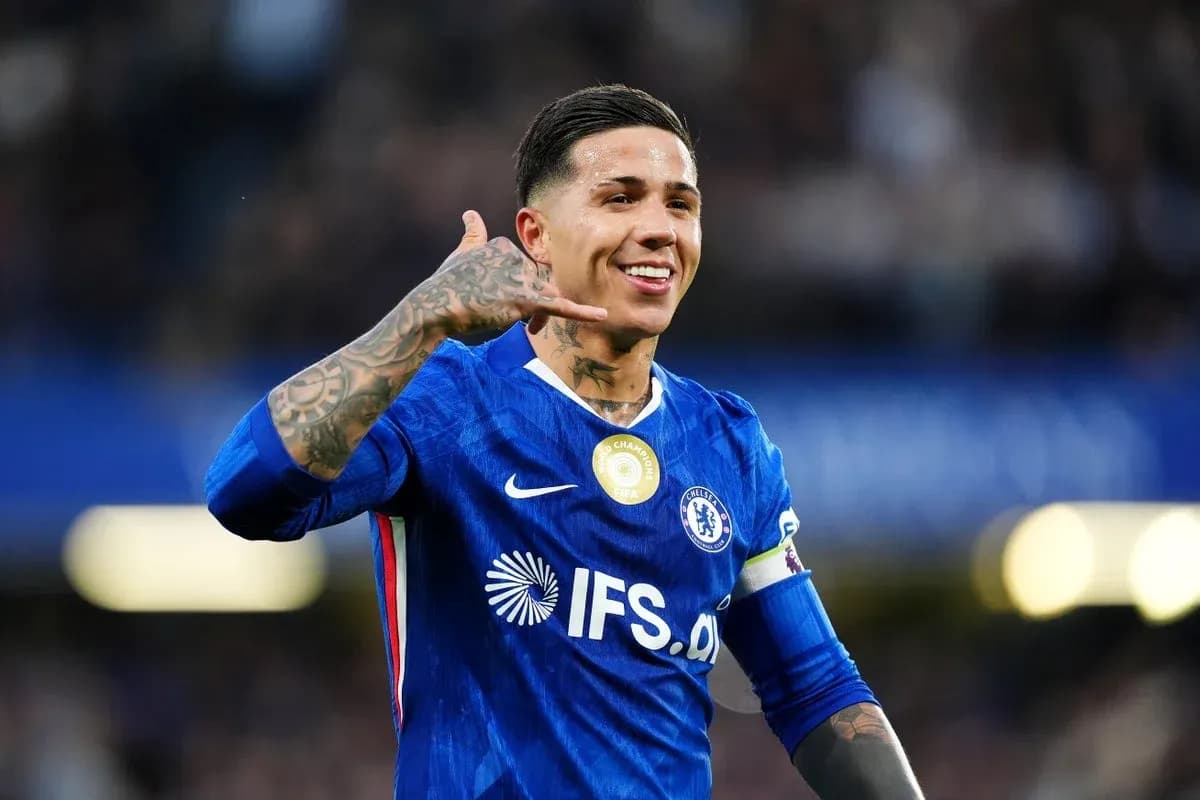 Futbolchi Chelsea formasida qulfini ko'rsatmoqda Futbolchi Chelsea formasida qulfini ko'rsatmoqda