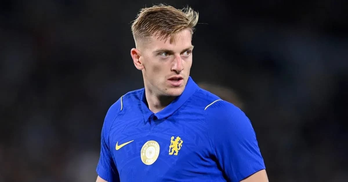 Futbolchi ko'k formada maydonda turibdi Futbolchi ko'k formada maydonda turibdi