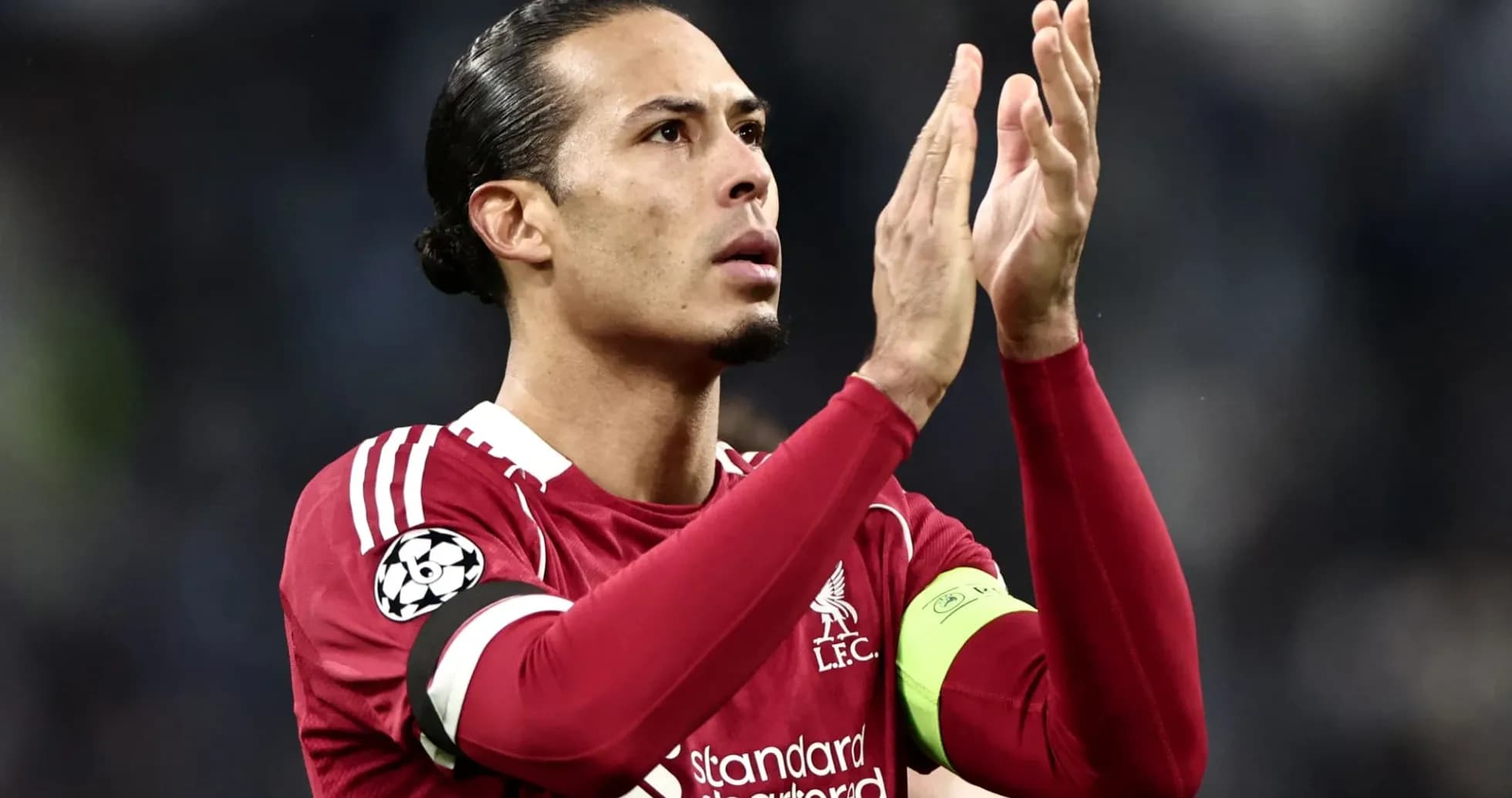 Futbolchi jamoa oldida qo'l chalqalayotgan Futbolchi jamoa oldida qo'l chalqalayotgan
