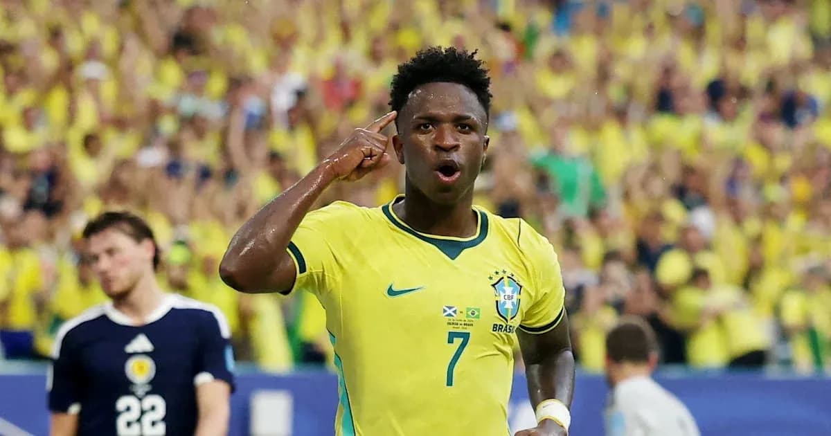 Braziliyalik futbolchi gol urganidan keyin nishonlamoqda Braziliyalik futbolchi gol urganidan keyin nishonlamoqda