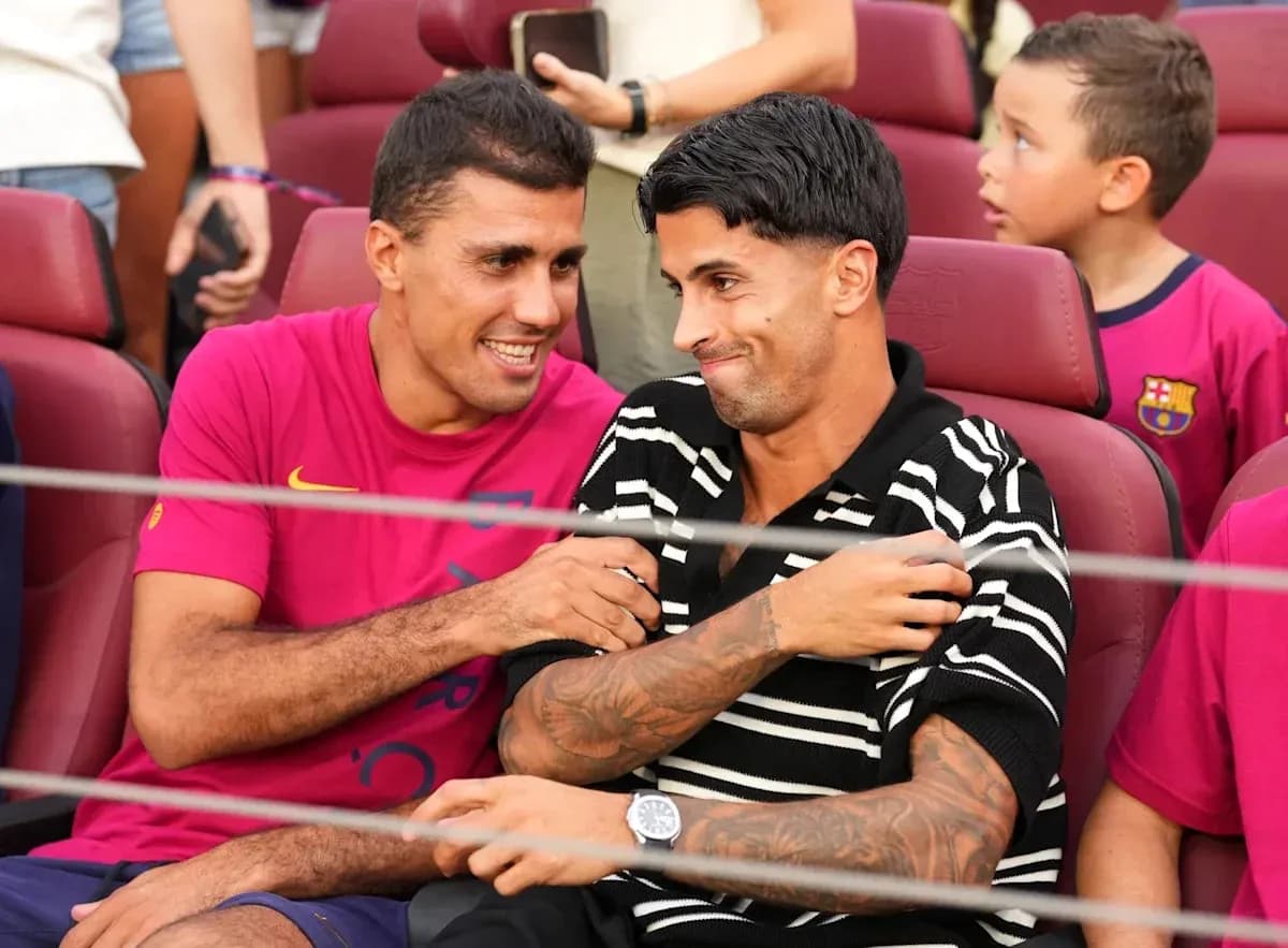 Ikkita futbolchi stulda o'tirib suhbatlashmoqda Ikkita futbolchi stulda o'tirib suhbatlashmoqda