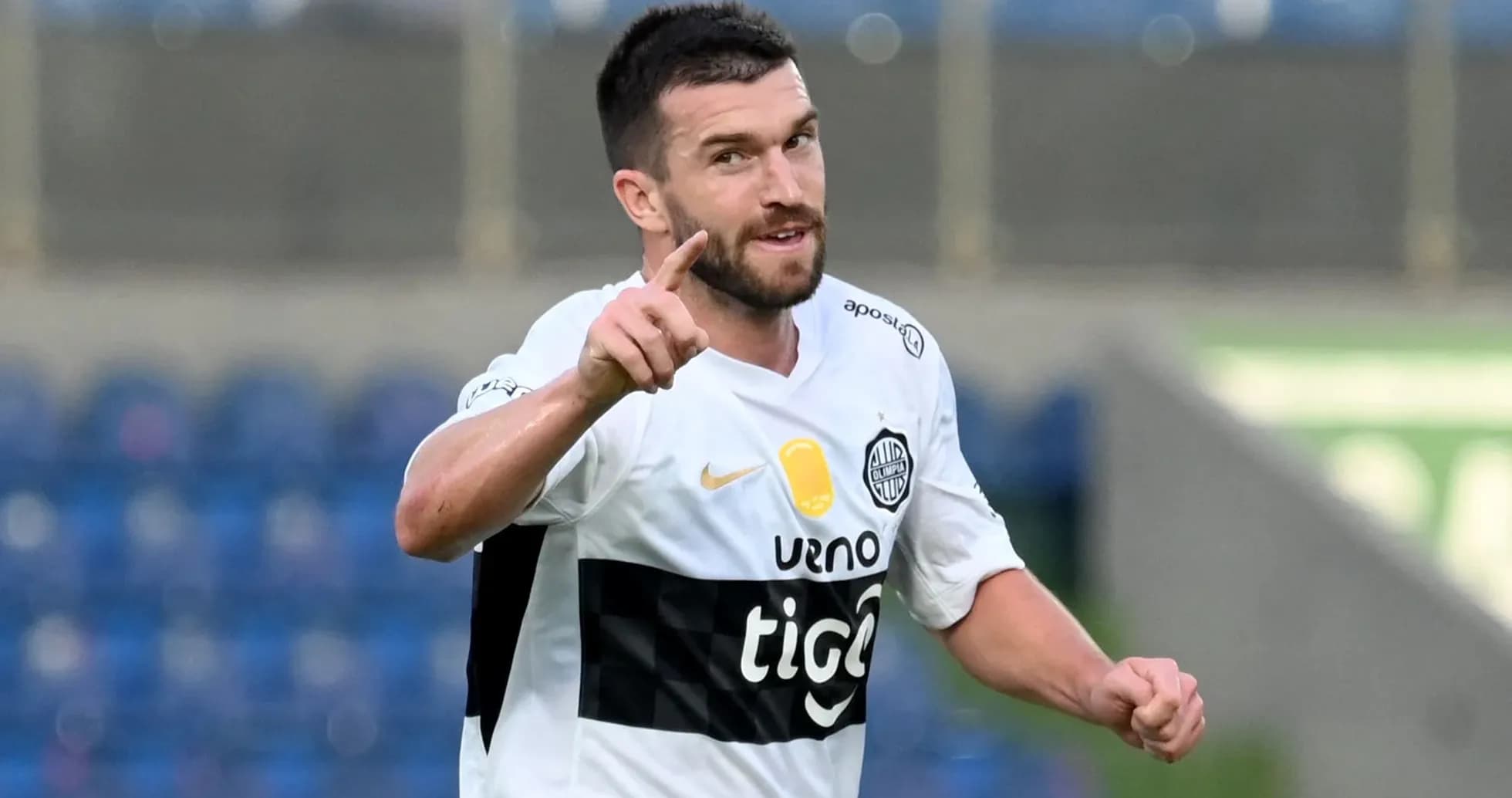 Futbolchi gol urishidan keyin xursandlik bildiradi Futbolchi gol urishidan keyin xursandlik bildiradi