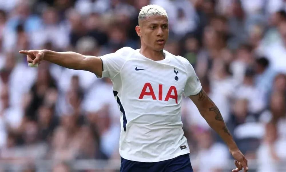 Futbolchi maydonda jamoaga yo'l ko'rsatmoqda Futbolchi maydonda jamoaga yo'l ko'rsatmoqda