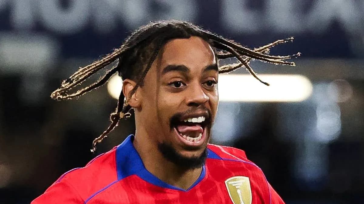 Futbolchi to'g'ri qizil forma kiygan Futbolchi to'g'ri qizil forma kiygan