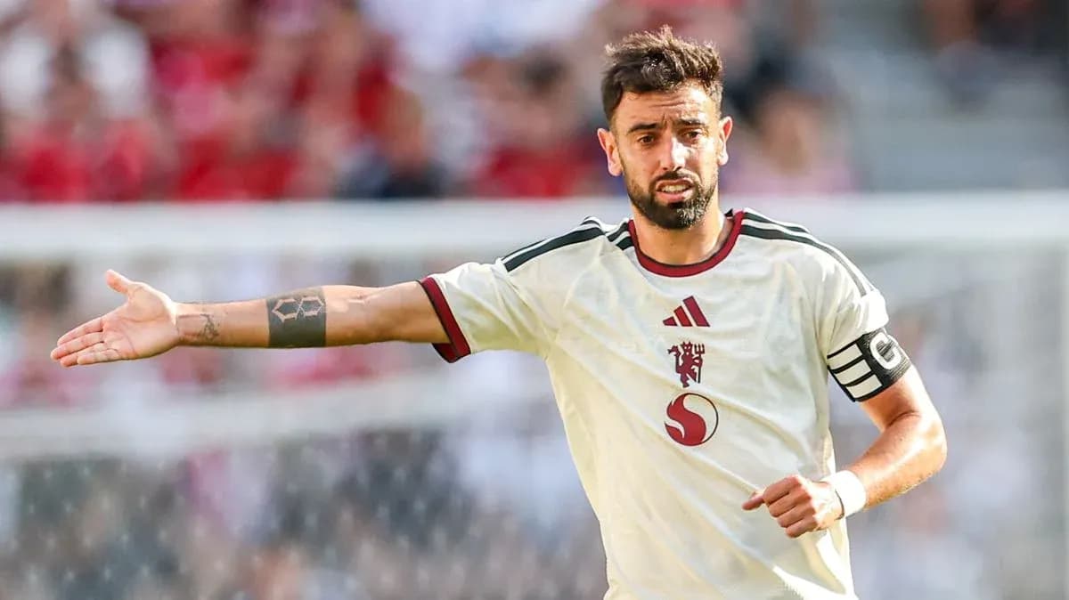 Futbolchi maydonda jamoasiga ko'rsatma berayotgan Futbolchi maydonda jamoasiga ko'rsatma berayotgan
