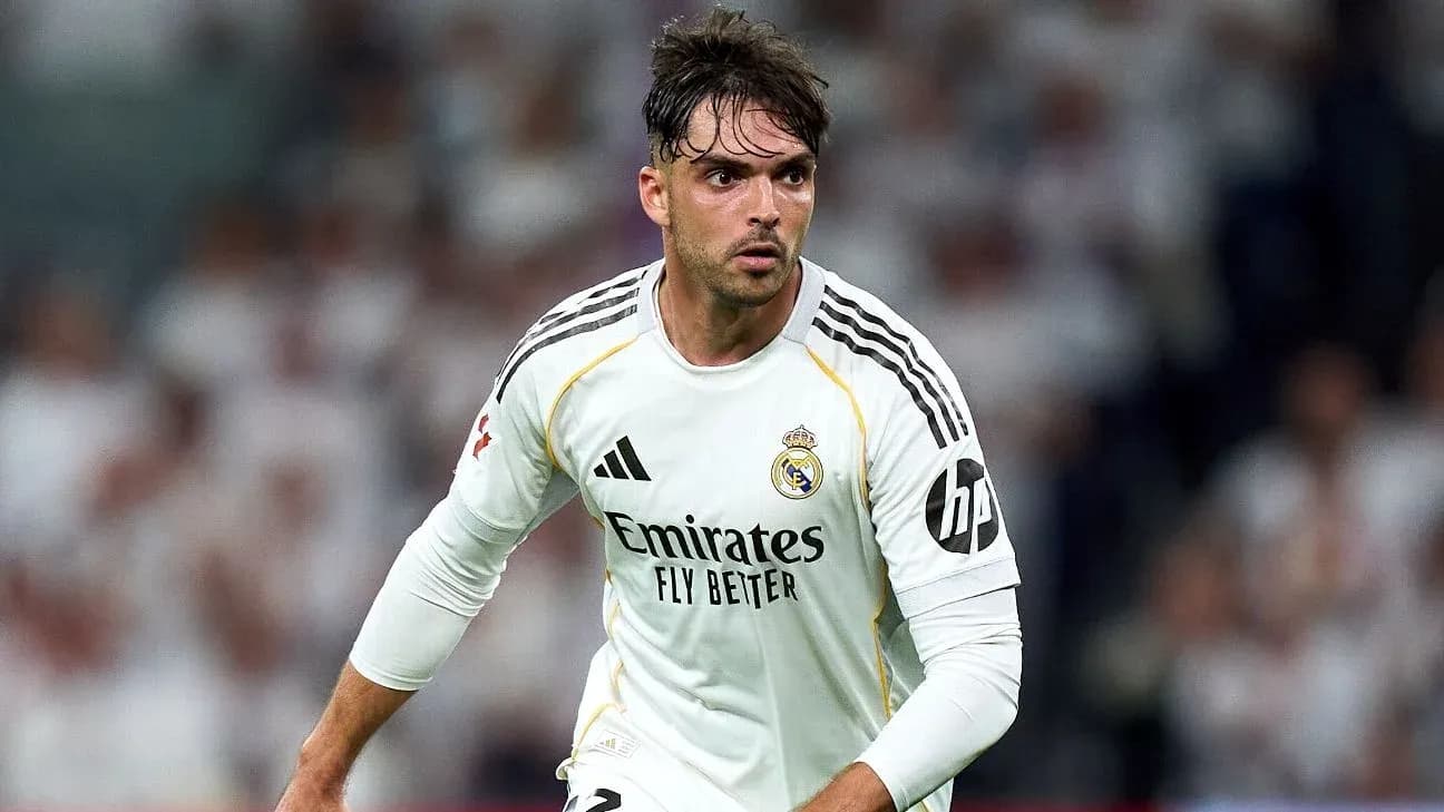 Futbolchi Real Madrid formasi bilan maydonda harakatda Futbolchi Real Madrid formasi bilan maydonda harakatda