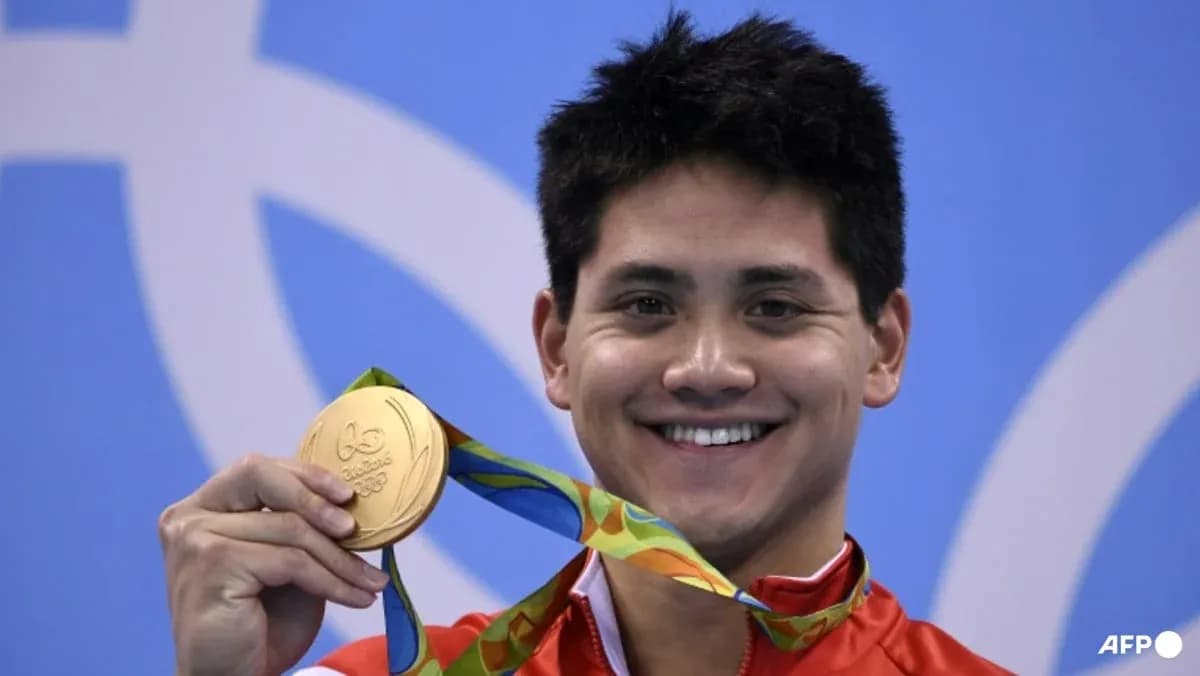 Sportchi oltin medalini ko'tarib turibdi Sportchi oltin medalini ko'tarib turibdi