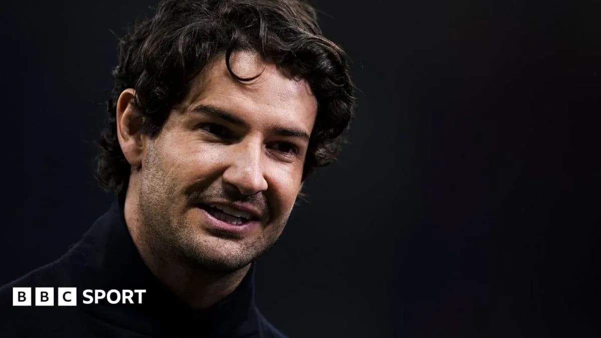 Yuzasining intervyu berayotgan futbolchi yaqin planda Yuzasining intervyu berayotgan futbolchi yaqin planda