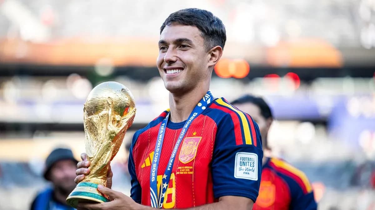 Futbolchi Jahon kubogini ushlagan yigit Futbolchi Jahon kubogini ushlagan yigit