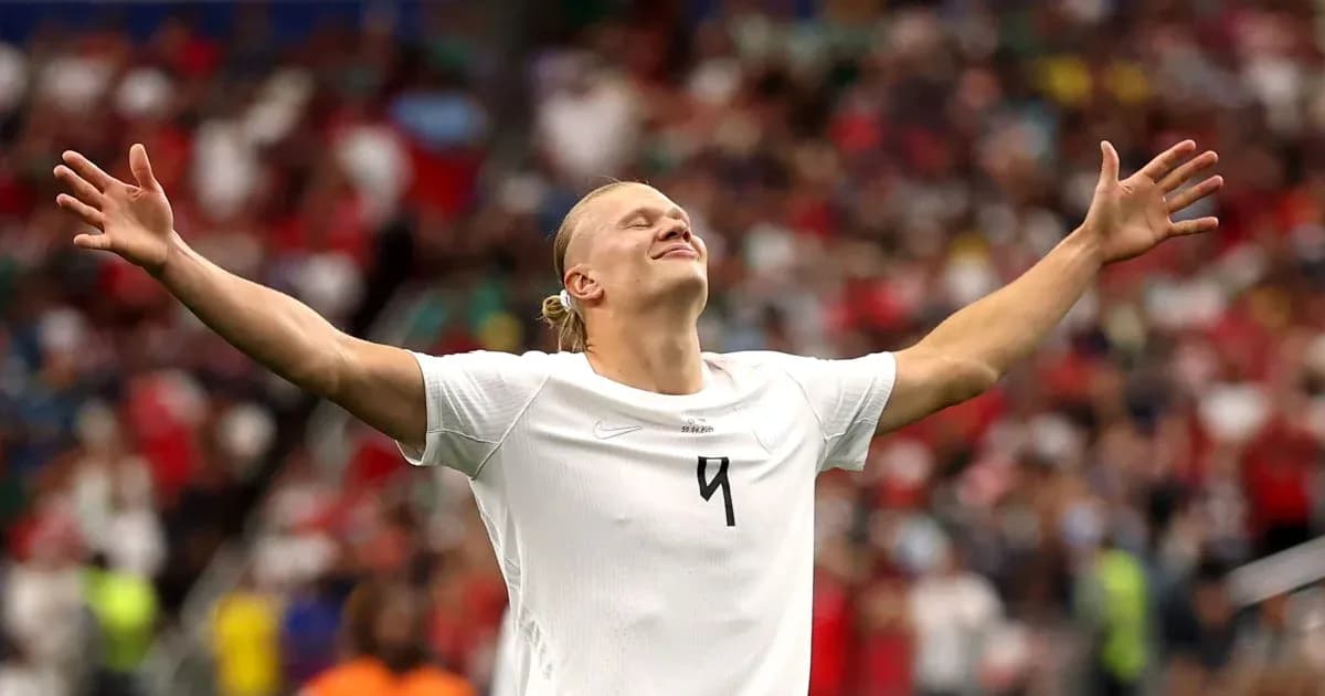 Futbolchi qo'llarini keng yoyib, maydonda turibdi Futbolchi qo'llarini keng yoyib, maydonda turibdi