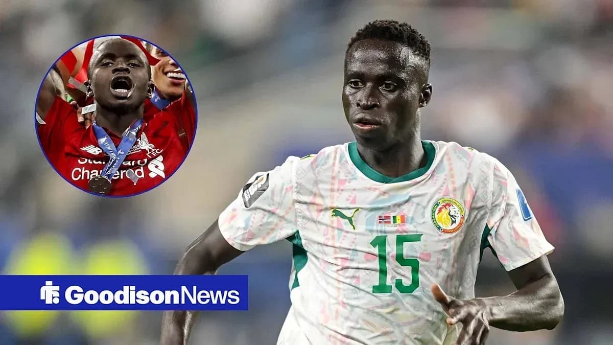 Futbolchi maydonda harakat qilayotgan, 15-raqamli futbolchi Futbolchi maydonda harakat qilayotgan, 15-raqamli futbolchi