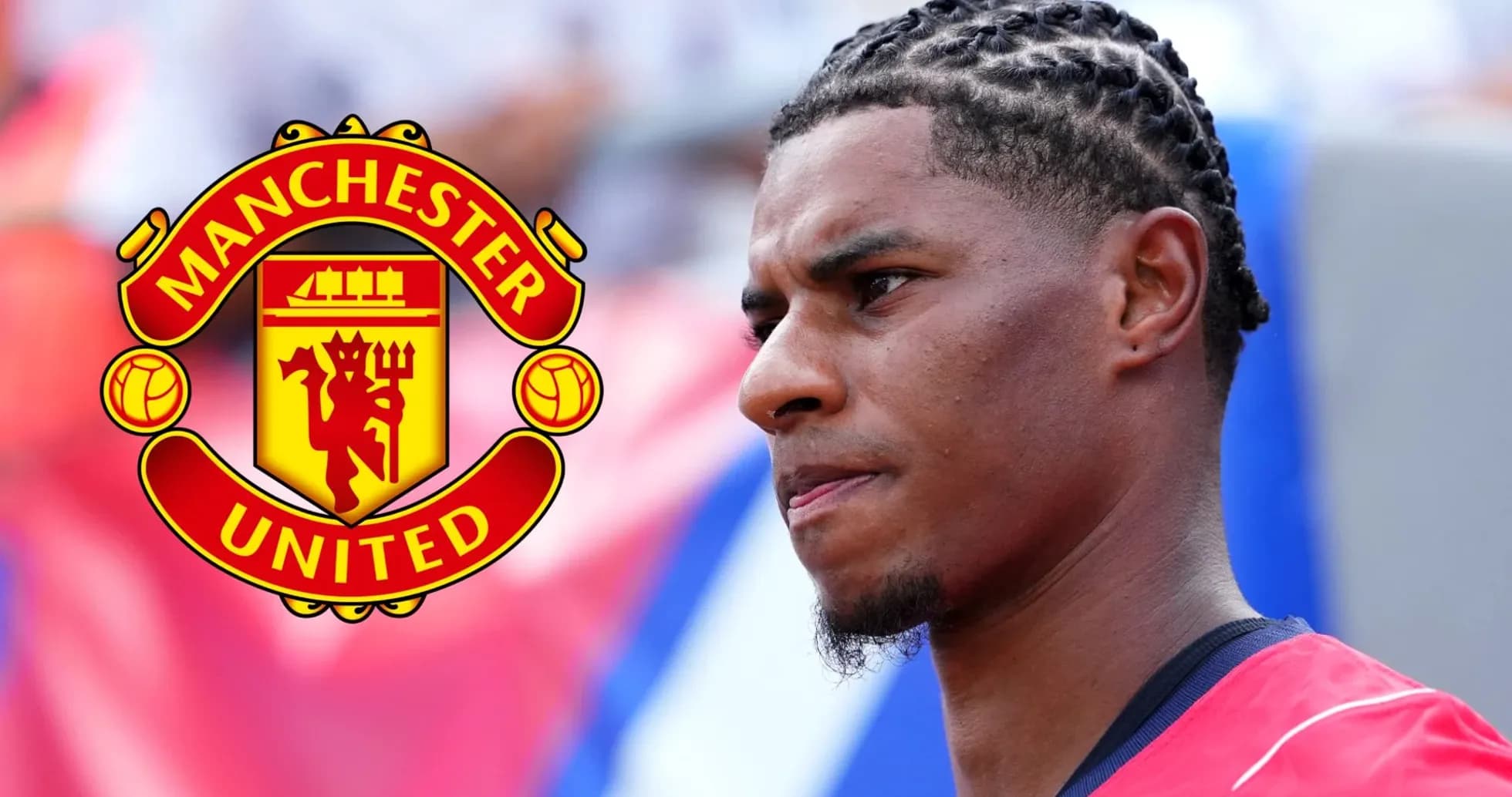 Futbolchi Manchester United formasida maydonda Futbolchi Manchester United formasida maydonda