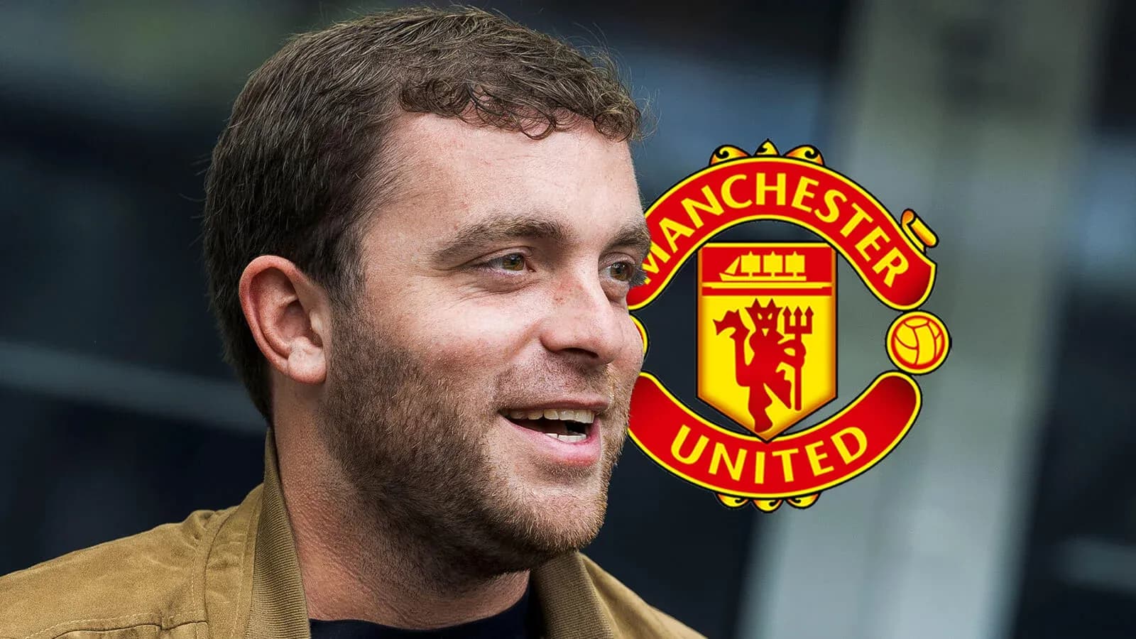 Shaxsiy intervyu berayotgan kishi, Manchester United logosi fonida Shaxsiy intervyu berayotgan kishi, Manchester United logosi fonida