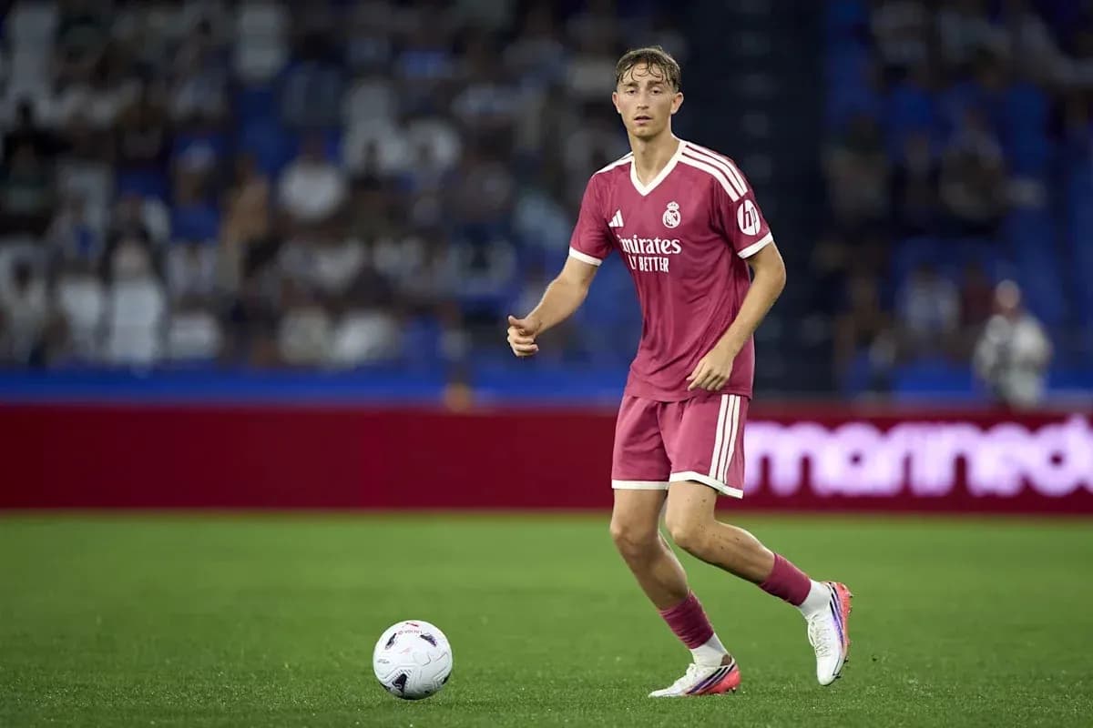 Futbolchi to'pni ushlab turib harakat qilmoqda Futbolchi to'pni ushlab turib harakat qilmoqda