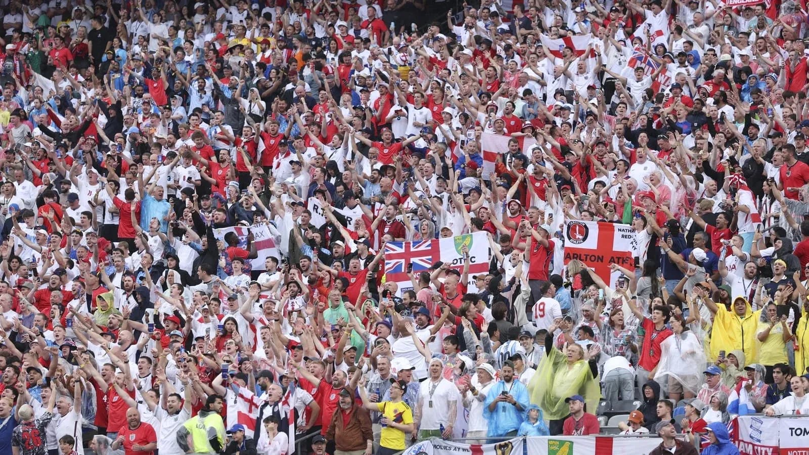 Futbol o'yinida muxlislar hayajonlanmoqda Futbol o'yinida muxlislar hayajonlanmoqda